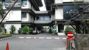 Palang Parkir Yogyakarta Kantor BPK 4 300x169 - Palang Parkir dan Sistem Parkir Yogyakarta