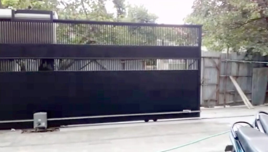 sliding gate13 1024x582 - Solusi portalotomatis untuk Sistem Parkir Modern