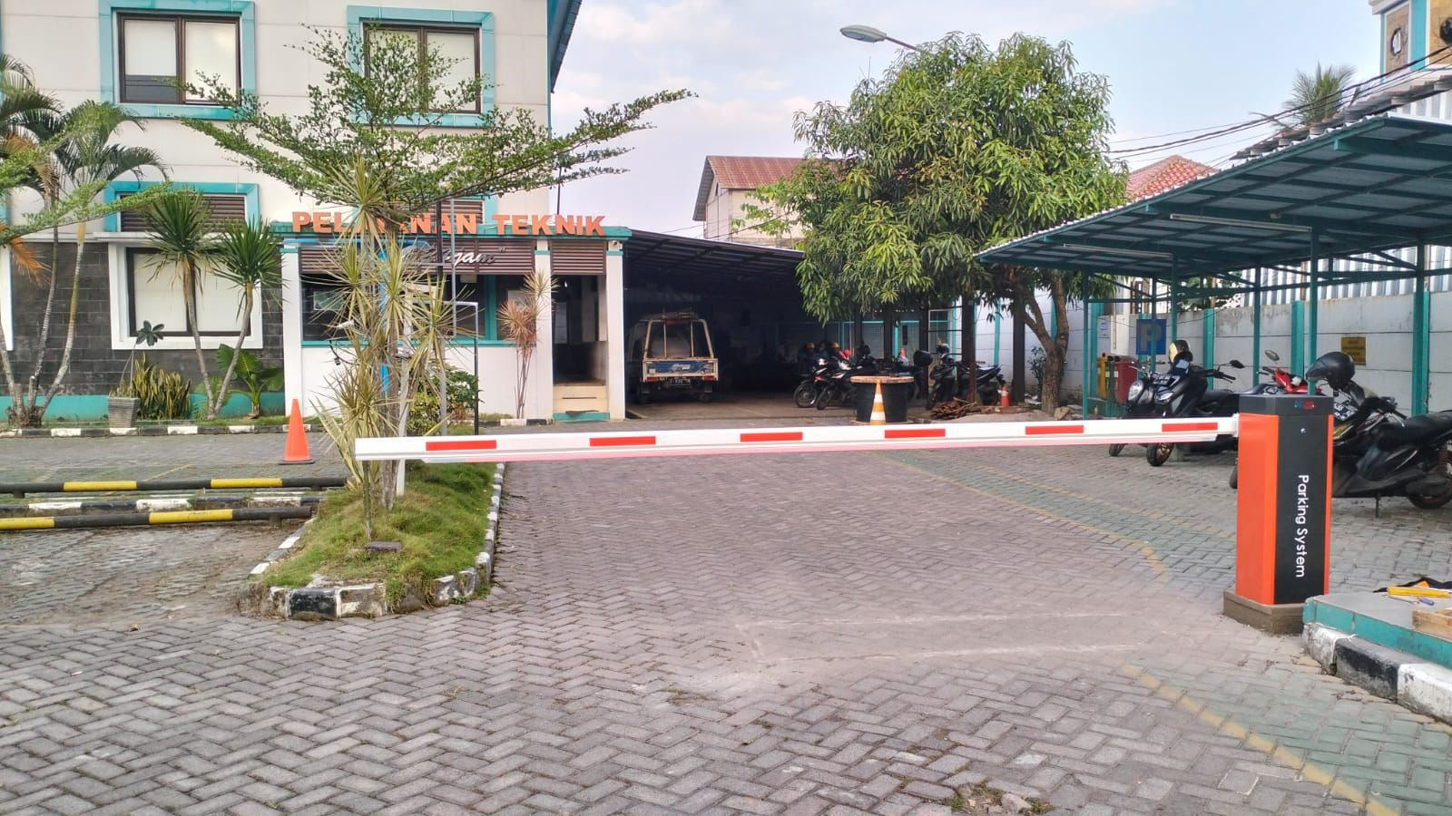 Palang Parkir PLN Garut LELES - Pemasangan Palang Parkir M Gate™ Terbaru di Kantor PLN Leles Garut