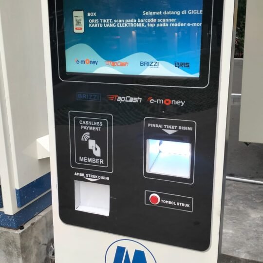 Solusi parkir otomatis Tap and Go Parking (Manless Cashless) dengan pembayaran elektronik E-Money, Brizzi, TapCash, Flash, dan QRIS NFC. Hubungi kami untuk informasi lebih lanjut!